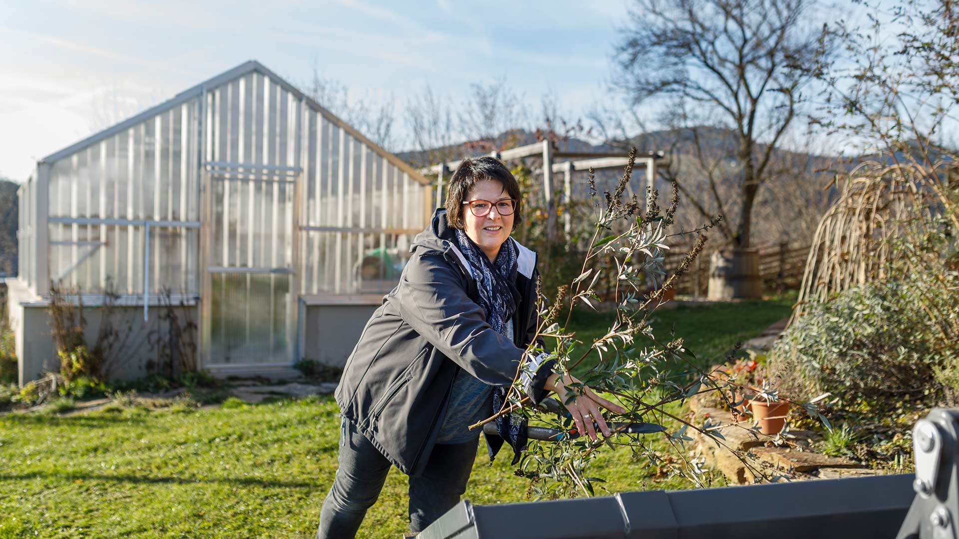 <i class='slide-title-background'>E-Mobilität in Rinderstall und Garten:</i><br><i class='slide-title-background'>biologisch, e-logisch</i>