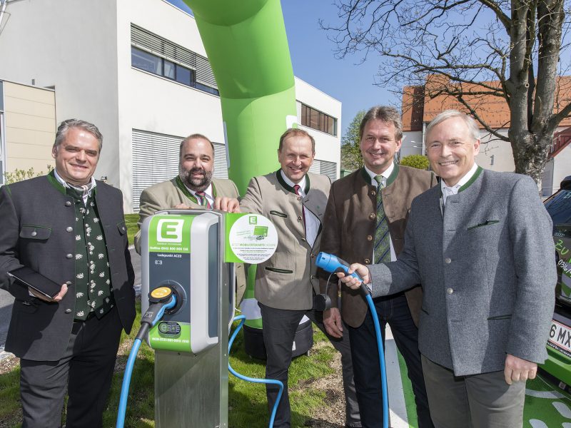 Die E-Tankstelle am Steiermakhof ist eröffnet. Im Bild vrnl: Christian Purrer (Vorstandssprecher der Energie Steiermark), Landwirtschaftskammer-Präsident Franz Titschenbacher, Kammerdirektor Werner Brugner, Steiermarkhof-Leiter Dieter Frei und Andreas Mayer (Projektleiter Energieschauplatz, Geschäftsführer E1-Pfund) © Energie Steiermark