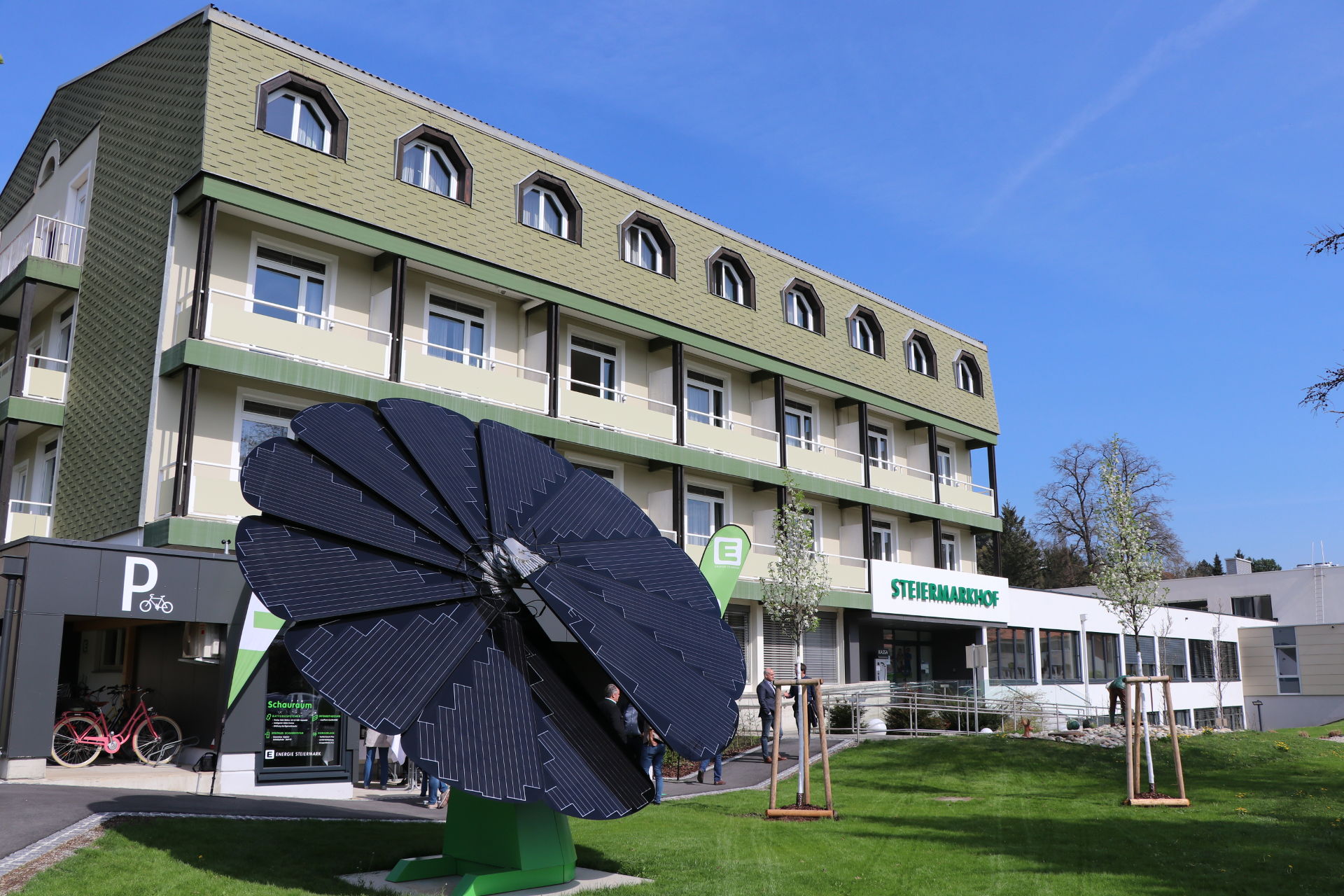 Photovoltaik-Sonnenblume produziert erneubaren Strom zur Kühlung der Seminarräume. © Roman Musch